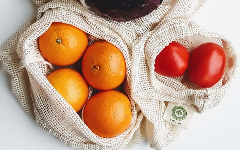 Set of organic cotton mesh produce bags for food storage, reusable and breathable for fresh fruit and vegetable shopping.