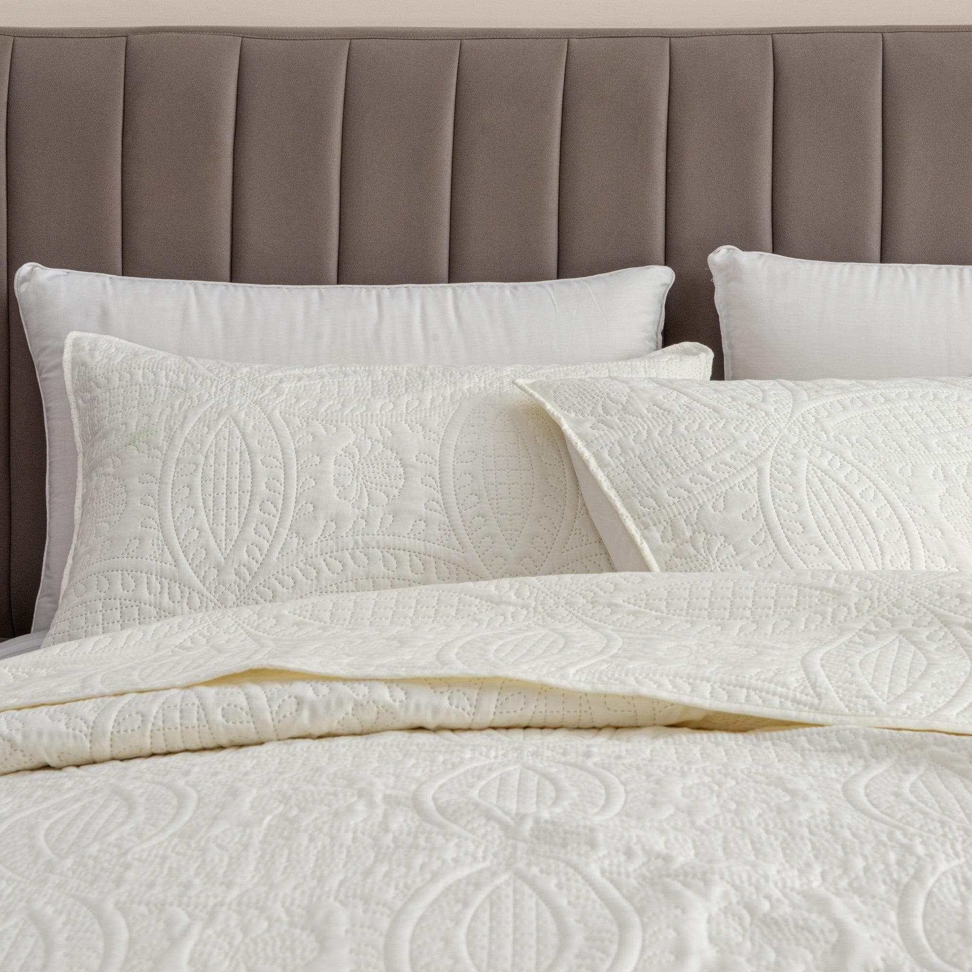 Oversized Medallion Quilt Set - Clara Collection (Quilts & Comforters) - view 9