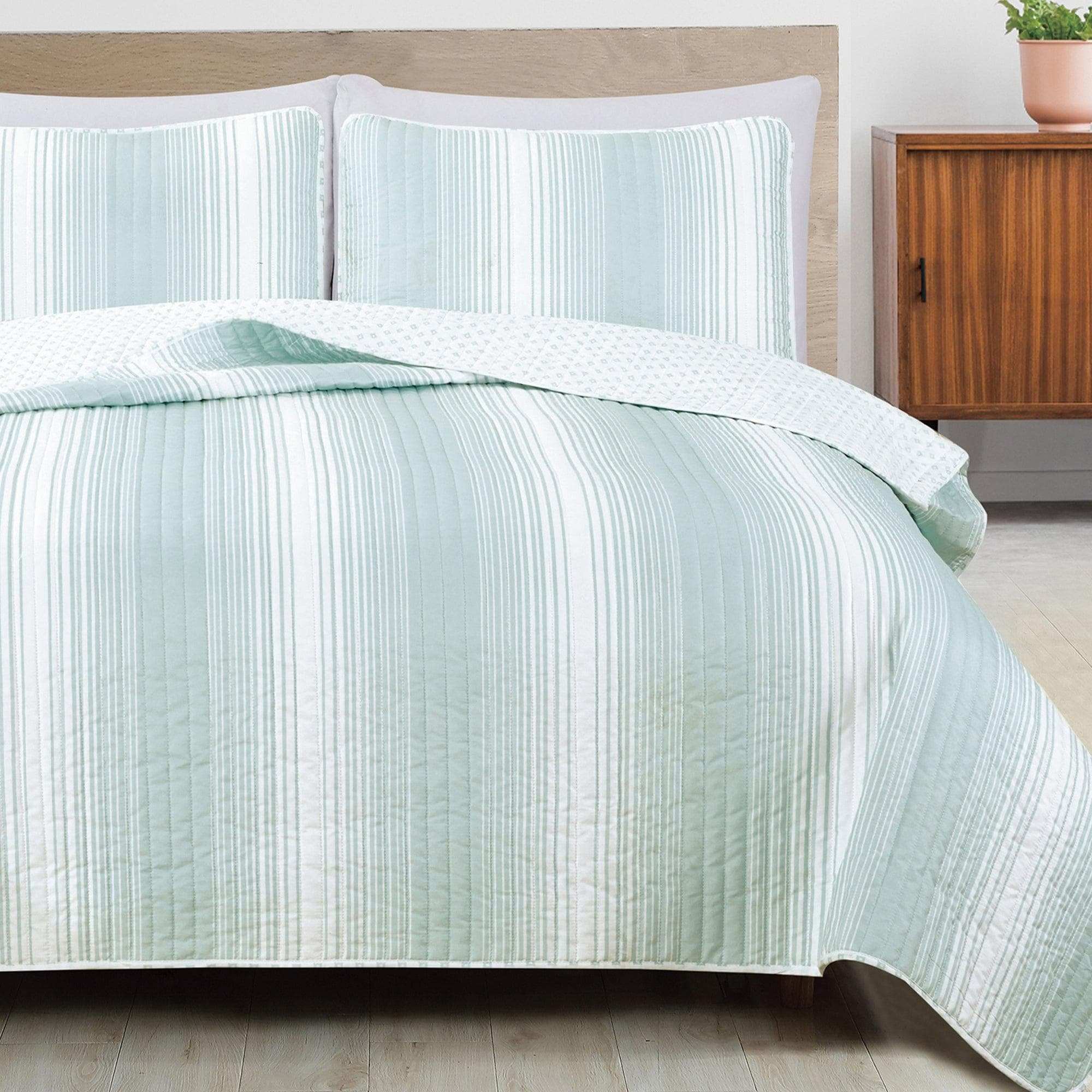 Everette Collection Ombre Striped Quilt Set (Quilts) - view 6